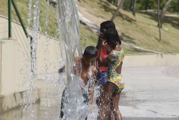 Garotada brinca e se refresca nas águas do Parque de Madureira