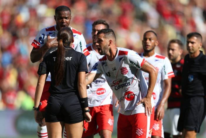 Jogadores do Bangu cercam a auxiliar Rejane Caetano da Silva