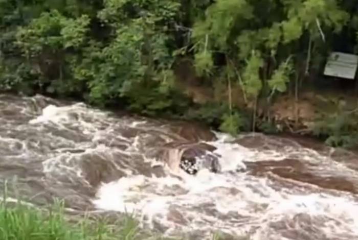 Bombeiros retomam buscas por desaparecidos após tromba d'água atingir cachoeira em Itatiaia