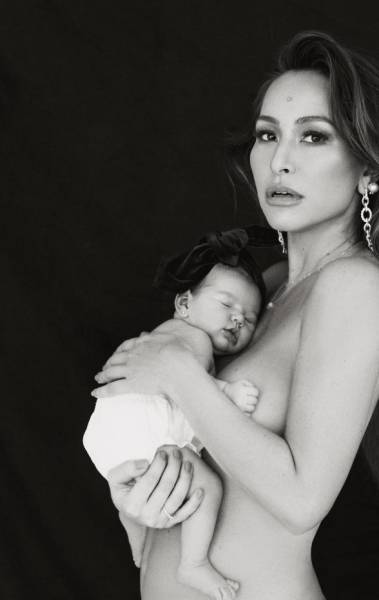 A apresentadora Sabrina Sato posa com a filha, Zoe