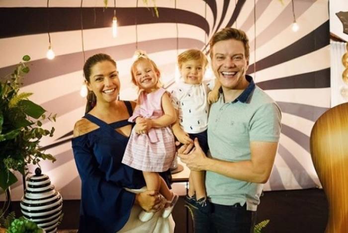 Michel Teló ganhou festa surpresa da esposa Thais Fersoza - Instagram