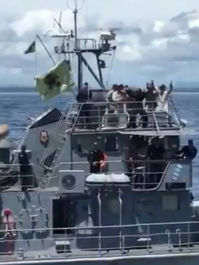 Militares dançam hit em navio oficial da Marinha