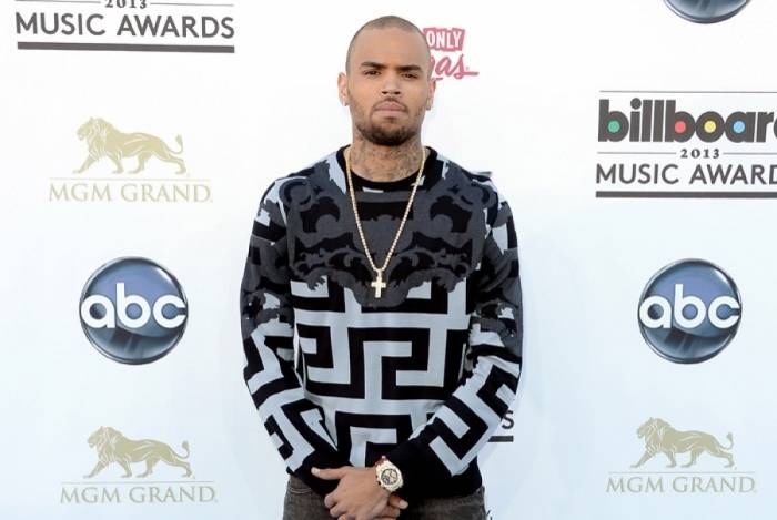Chris Brown é solto após prisão por suspeita de estupro