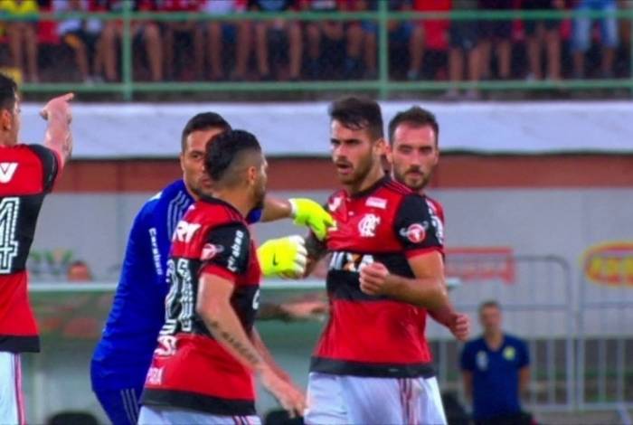 Rhodolfo conta detalhes de briga com Vizeu no vesti&aacute;rio do Flamengo: 'O bicho pegou'