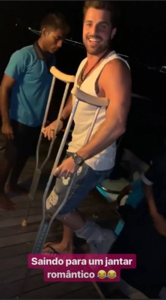 DJ Alok se machuca durante a lua de mel