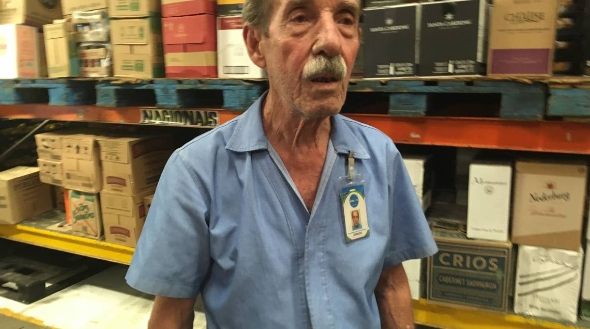 Geraldo, funcionário do Prezunic, não pensa em parar de trabalhar - REDE PREZUNIC