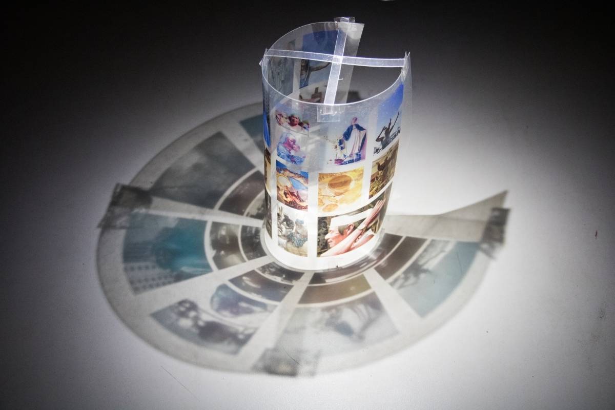 O Transluz exibe camadas de fotografias sob sons de palavras ritualísticas para promover uma imersão no sincretismo religioso carioca