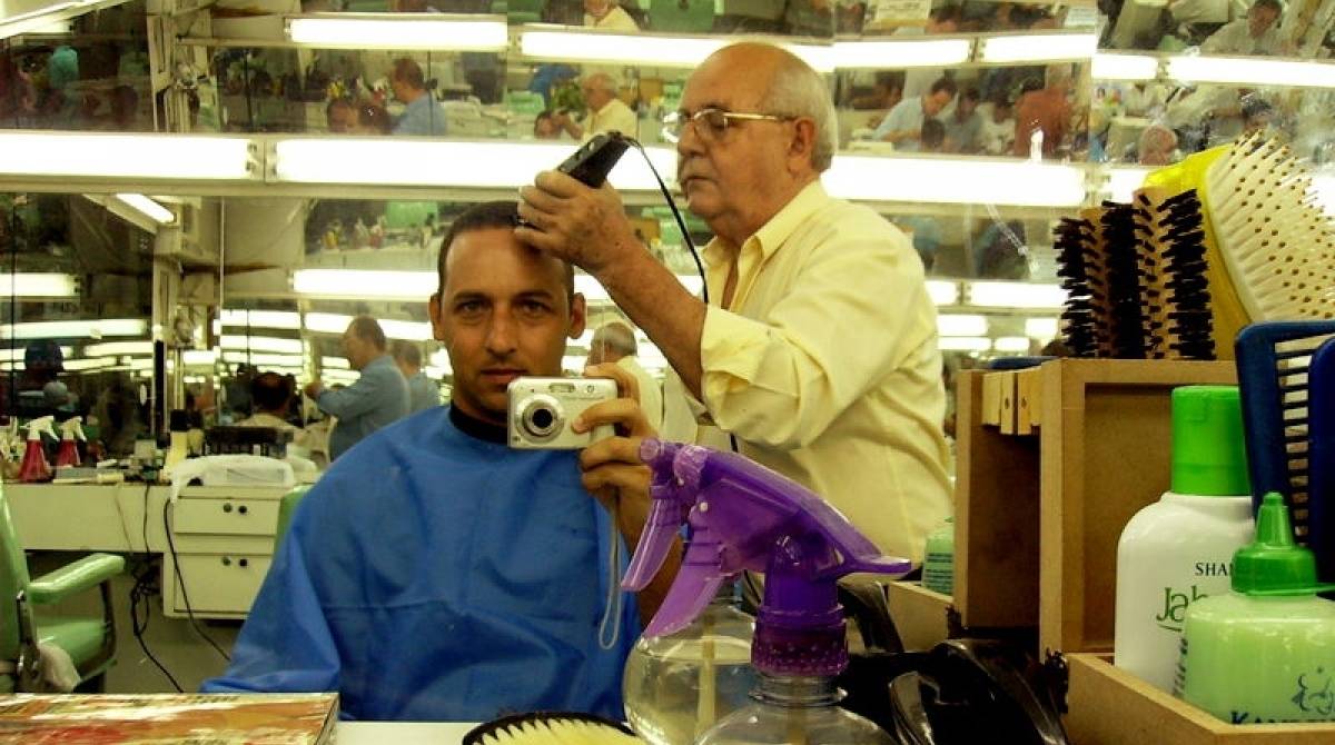 Aprovado no concurso, o jornalista Raphael Gomide cortou o cabelo, passou a acordar de madrugada e viver a rotina dos recrutas da PM