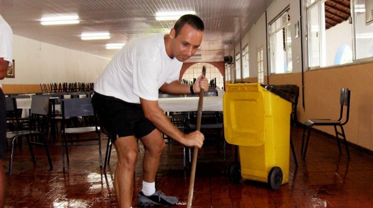 A limpeza do rancho, o refeitório, pelos recrutas foi substituída por serviço terceirizado, após a publicação da reportagem, o que foi comemorado pelos colegas de Gomide