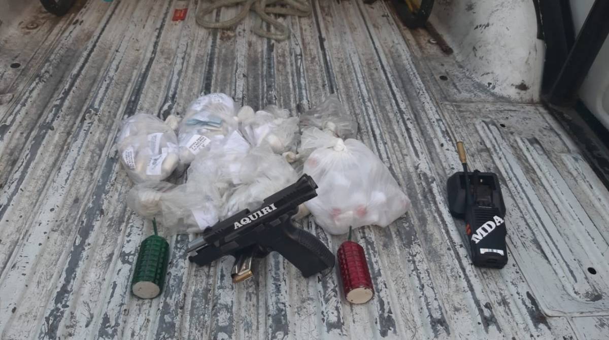 Drogas apreendidas no Morro do Adeus, no Complexo do Alemão - Divulgação/ PM