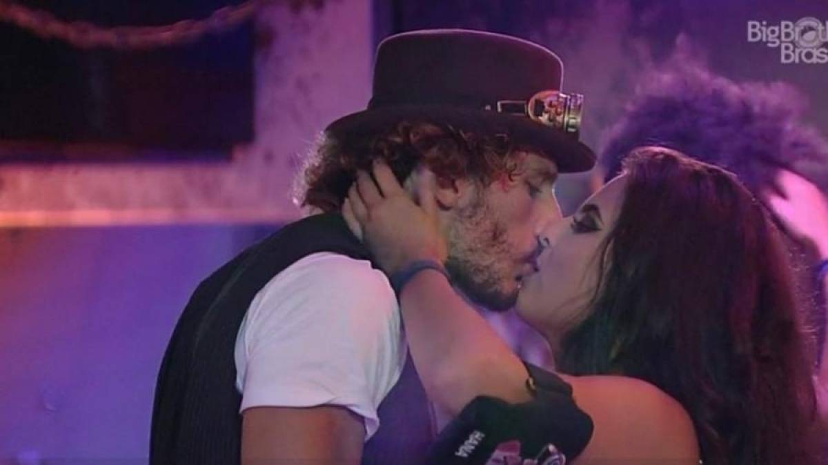 Alan e Hana se beijam pela primeira vez na madrugada desta quinta-feira