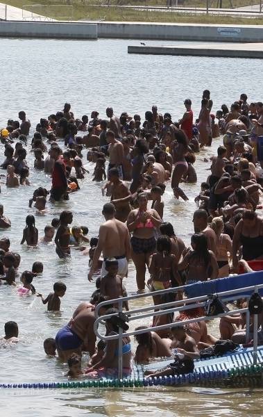 13/01/2019 - Piscinão de Deodoro fica lotado no primeiro fim de semana após reabertura de quarta a domingo. Na imagem, frequentadores aproveitam o local em dia de forte calor e temperatura alta. Foto de Alexandre Brum / Agencia O Dia - CIDADE ESTADO POLITICA DIVERSÃO LAZER PESCINA VERÃO CALOR TEMPERATURA ZONA NORTE PREFEITURA PARQUE RADICAL DEODORO