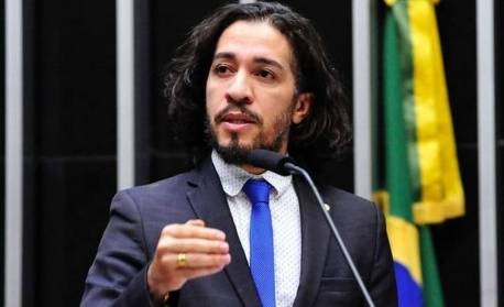 Janja quer Jean Wyllys no governo Lula e articula possível cargo para ex-deputado