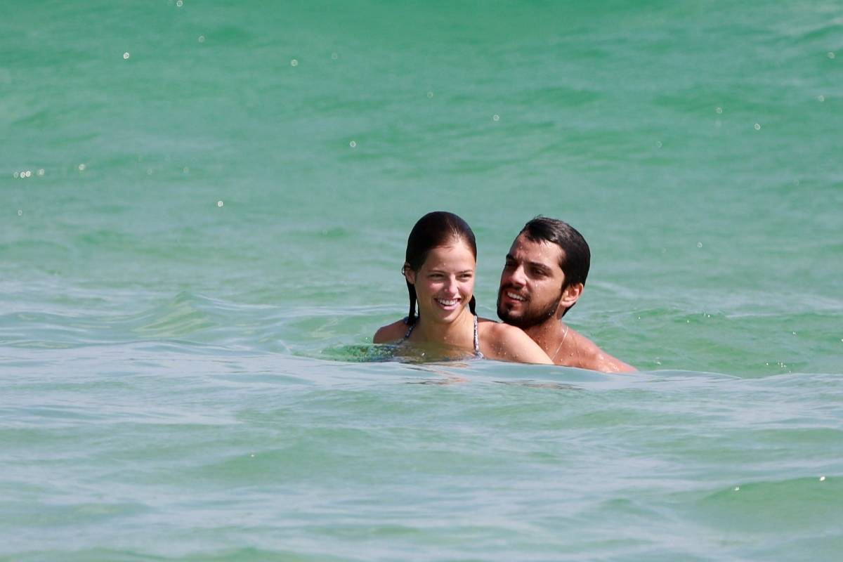 Rodrigo Simas e Agatha Moreira tomando banho de mar na Barra da Tijuca - AGNews