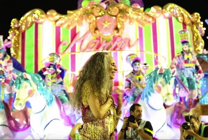 Maria Bethânia durante o desfile da Mangueira, em 2016 - Diversão