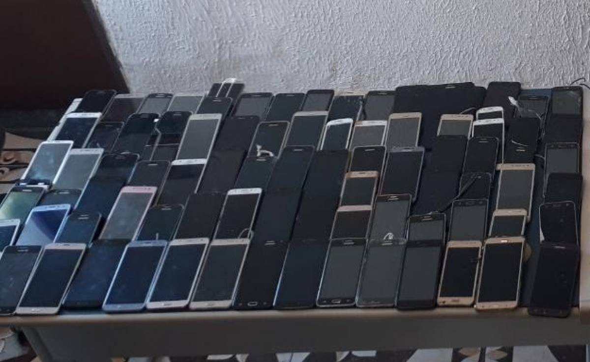 Os materiais foram encontrados, durante a revista geral, em alguns buracos nas celas do Instituto Penal Vicente Piragibe, no Complexo Penitenciário de Gericinó, em Bangu