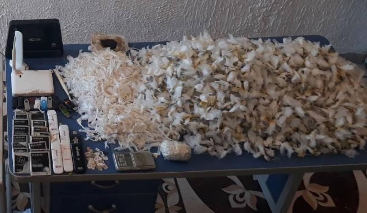 Os materiais foram encontrados, durante a revista geral, em alguns buracos nas celas do Instituto Penal Vicente Piragibe, no Complexo Penitenciário de Gericinó, em Bangu
- Divulgação