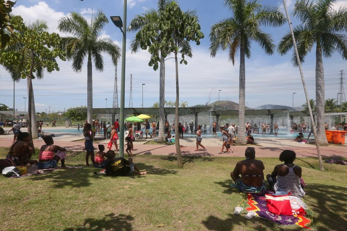 Verão Parque de Madureira - Moradores de Madureira e região vão se refrescar e nas cascastas de água artificial do parque. As crianças de férias aproveitam para refrescar e brincar no calor de 40 graus. Foto: Daniel Castelo Branco / Agência O Dia