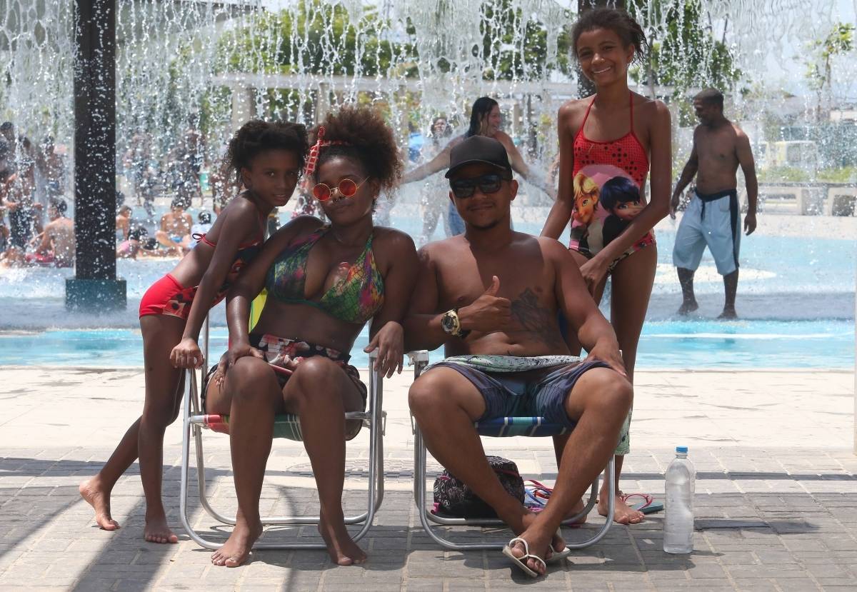 Verão Parque de Madureira - Moradores de Madureira e região vão se refrescar e nas cascastas de água artificial do parque. As crianças de férias aproveitam para refrescar e brincar no calor de 40 graus. Foto: Daniel Castelo Branco / Agência O Dia
