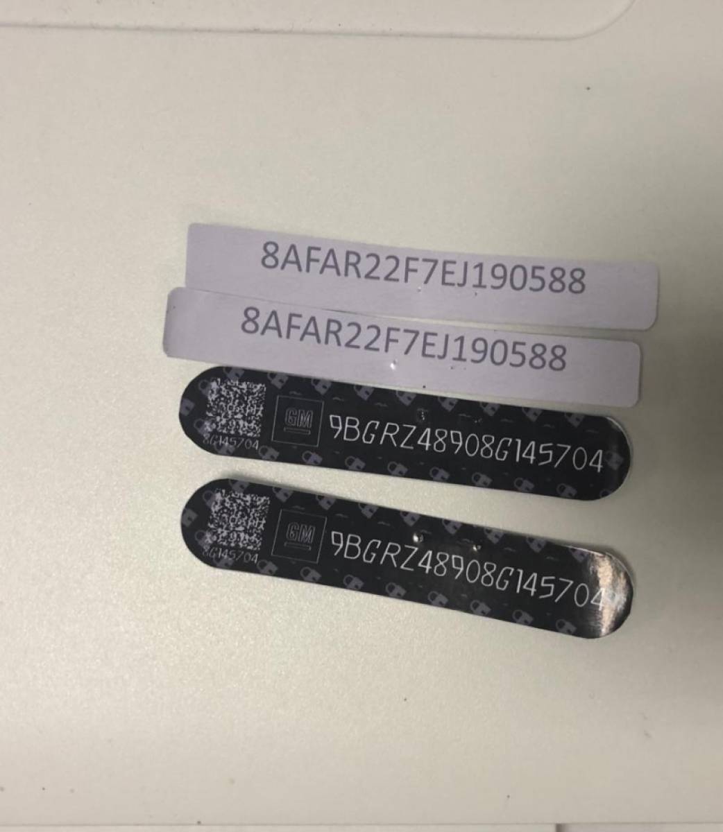 Chassis eram colados nos vidros para adulterar os carros 