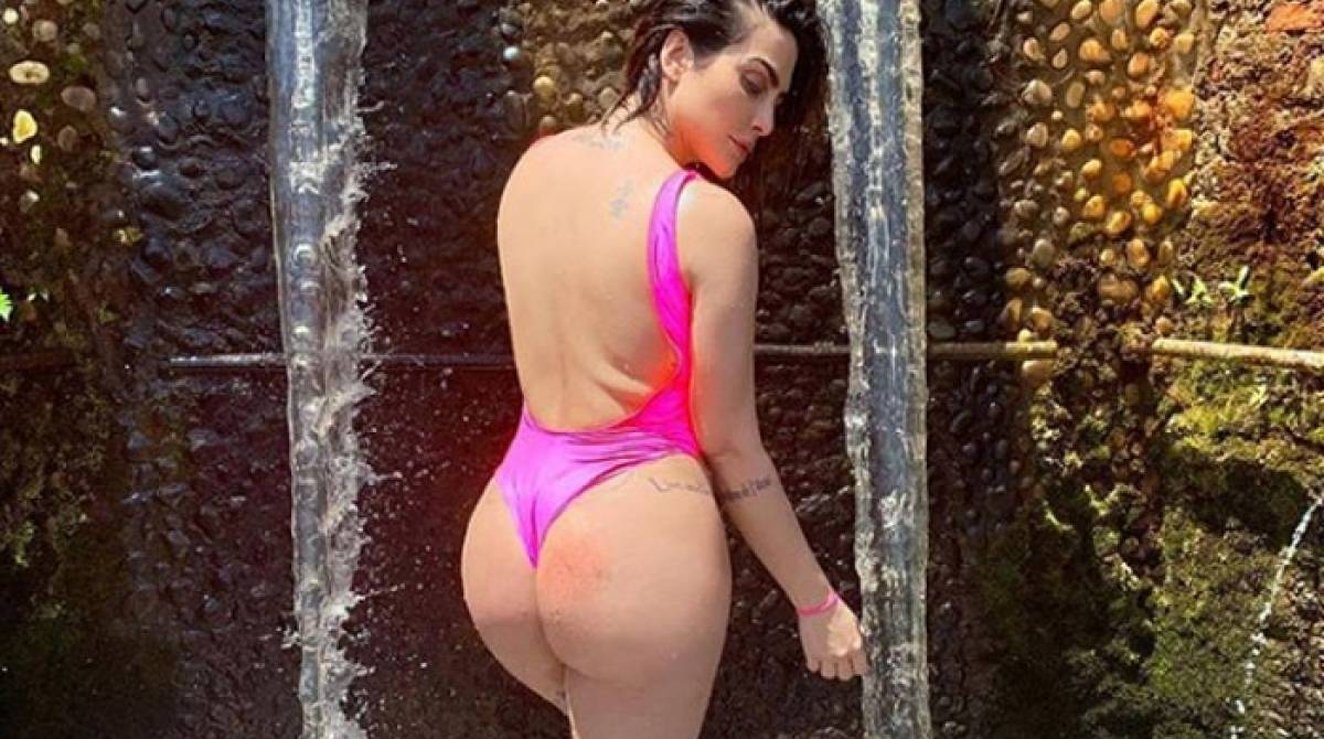 Cleo Pires exibe bumbum e diz que engordou 10 quilos