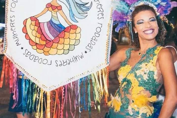 No Rio, estilistas formados na comunidade preparam fantasias de grandes  escolas