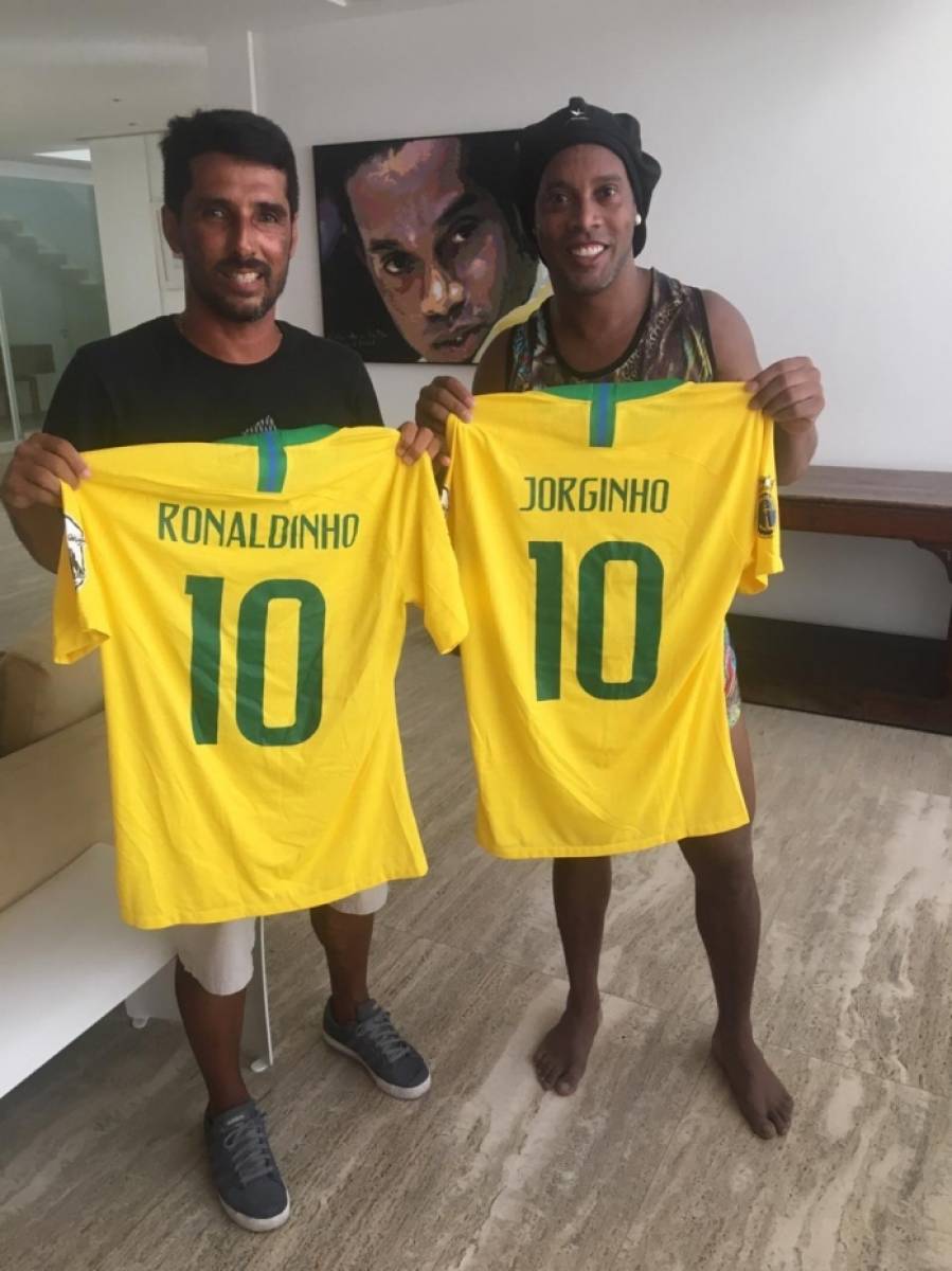 Prestes a se aposentar, o jogador de beach soccer Jorginho encontra Ronaldinho Gaúcho. Ronaldinho confirmou presença na despedida de Jorginho, no domingo, dia 27 de janeiro, no Parque Olímpico, na Barra