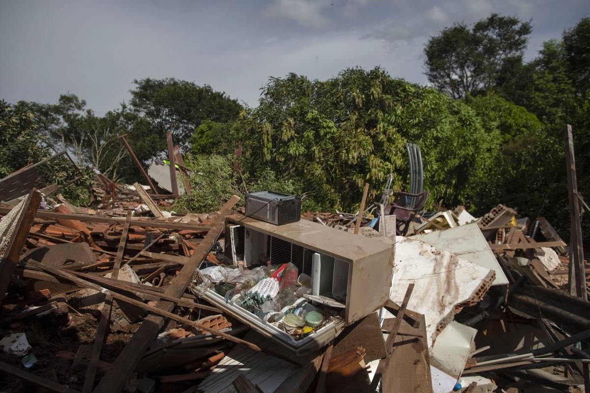 Debris is seen in Parque da Cachoeira community a day after the collapse of a dam at an iron-ore mine belonging to Brazil's giant mining company Vale near the town of Brumadinho, state of Minas Gerias, southeastern Brazil, on January 26, 2019. - Hopes were fading Saturday that rescuers would find more survivors from at least 300 missing after a dam collapse at a mine in southeastern Brazil, with nine bodies so far recovered. (Photo by Mauro PIMENTEL / AFP)