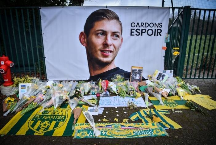 Homenagem ao jogador argentino em frente ao estádio do Nantes