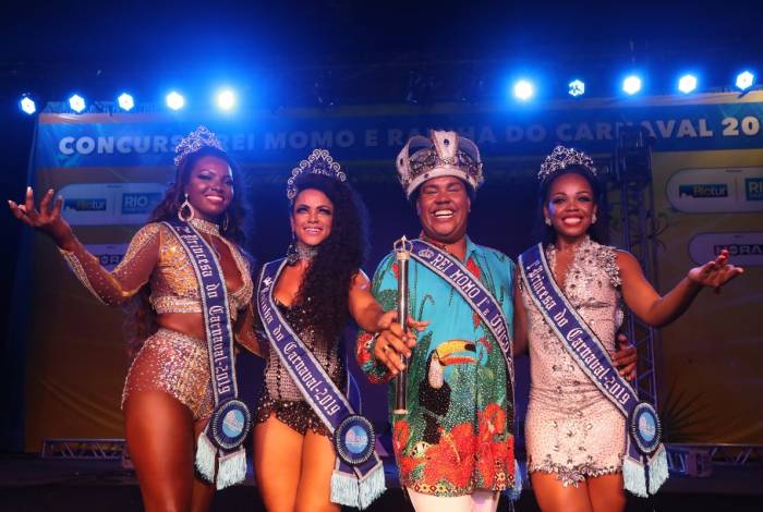Na imagem (esq p/ dir): Viviane Silveira (segunda princesa), Clara Paixao (Rainha do Carnaval 2019), Wilson Neto (Rei Momo do Carnaval 2019) e Deisiane Conceicao (primeira princesa)