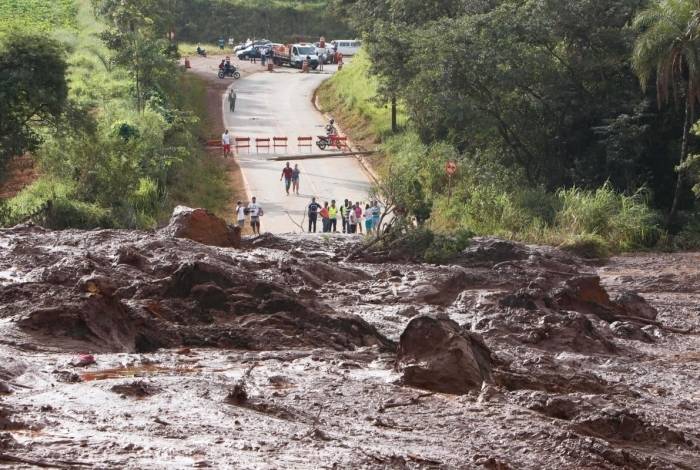 Vista dos destroços após o rompimento de uma barragem da mineradora Vale na Mina  Feijão, em Brumadinho, região metropolitana de Belo Horizonte, Minas Gerais, na manhã deste sábado
