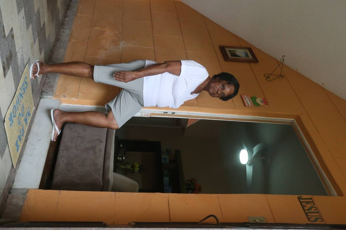 Moradora fez uma barreira na porta para impedir entrada da água - Daniel Castelo Branco