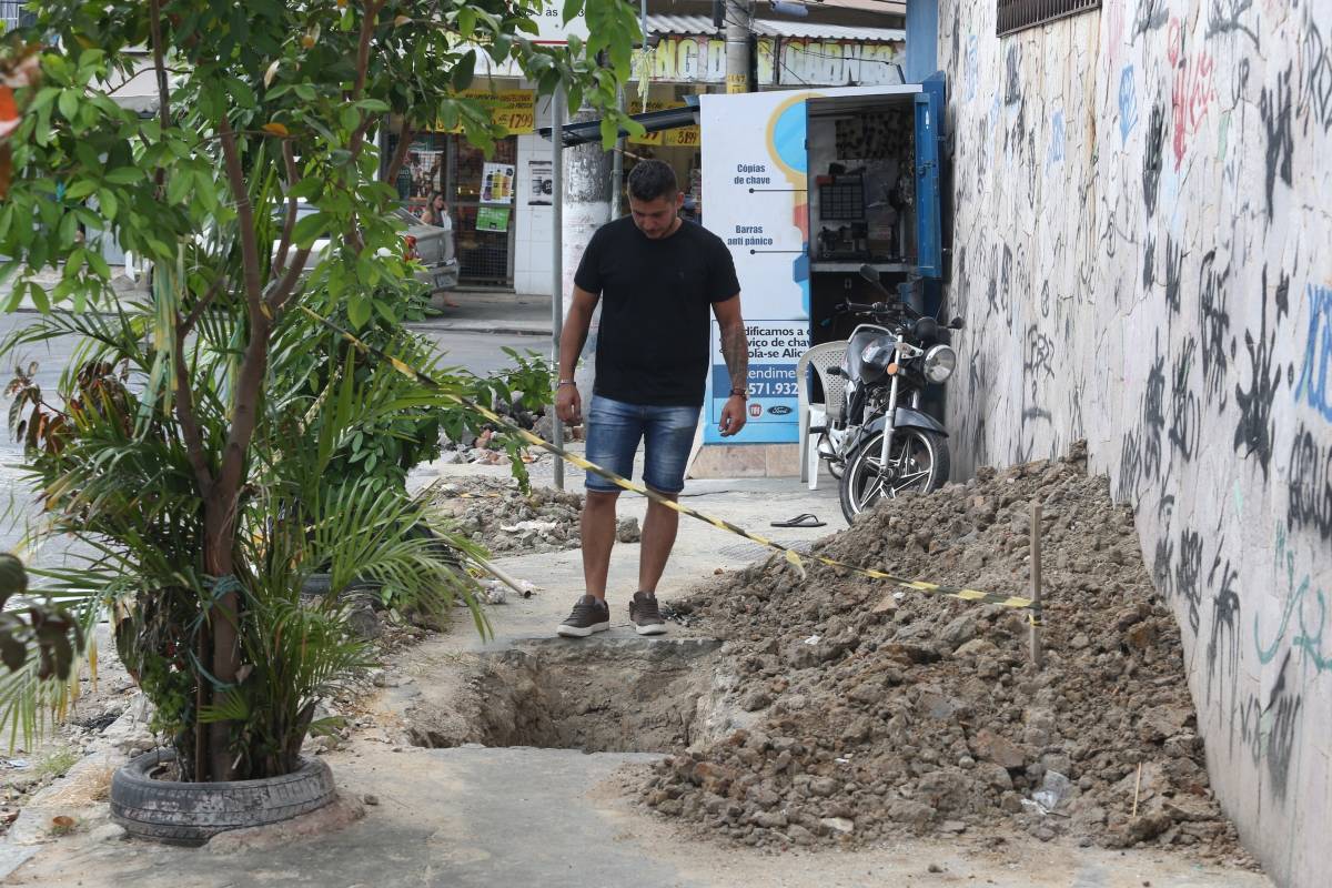 O DIA NO SEU BAIRRO - Obra abandonada na Rua Pernanbuco em Engenho de Dentro, Zona Norte. Fazendo com que as pessoas tenham que passar pela rua ao inves da calcada. Na foto Francisco Sales. Foto: Daniel Castelo Branco / Agncia O Dia