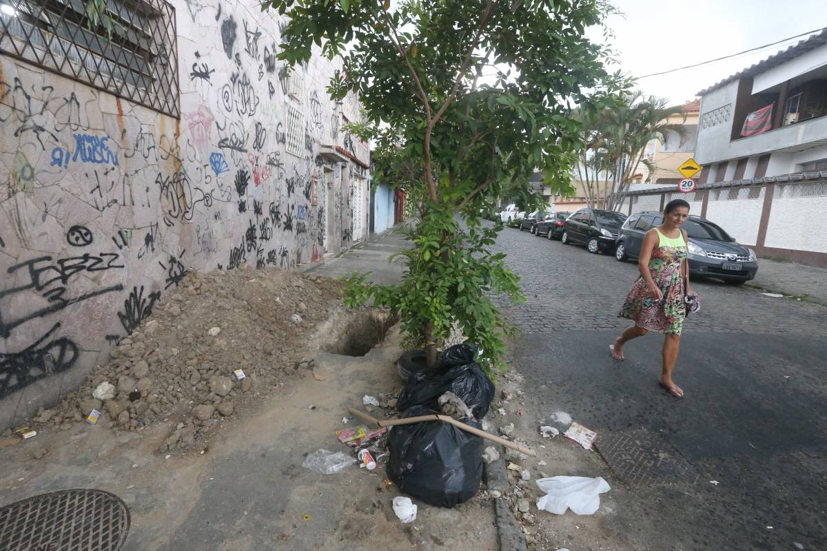 O DIA NO SEU BAIRRO - Obra abandonada na Rua Pernanbuco em Engenho de Dentro, Zona Norte. Fazendo com que as pessoas tenham que passar pela rua ao inves da calcada. Foto: Daniel Castelo Branco / Agncia O Dia