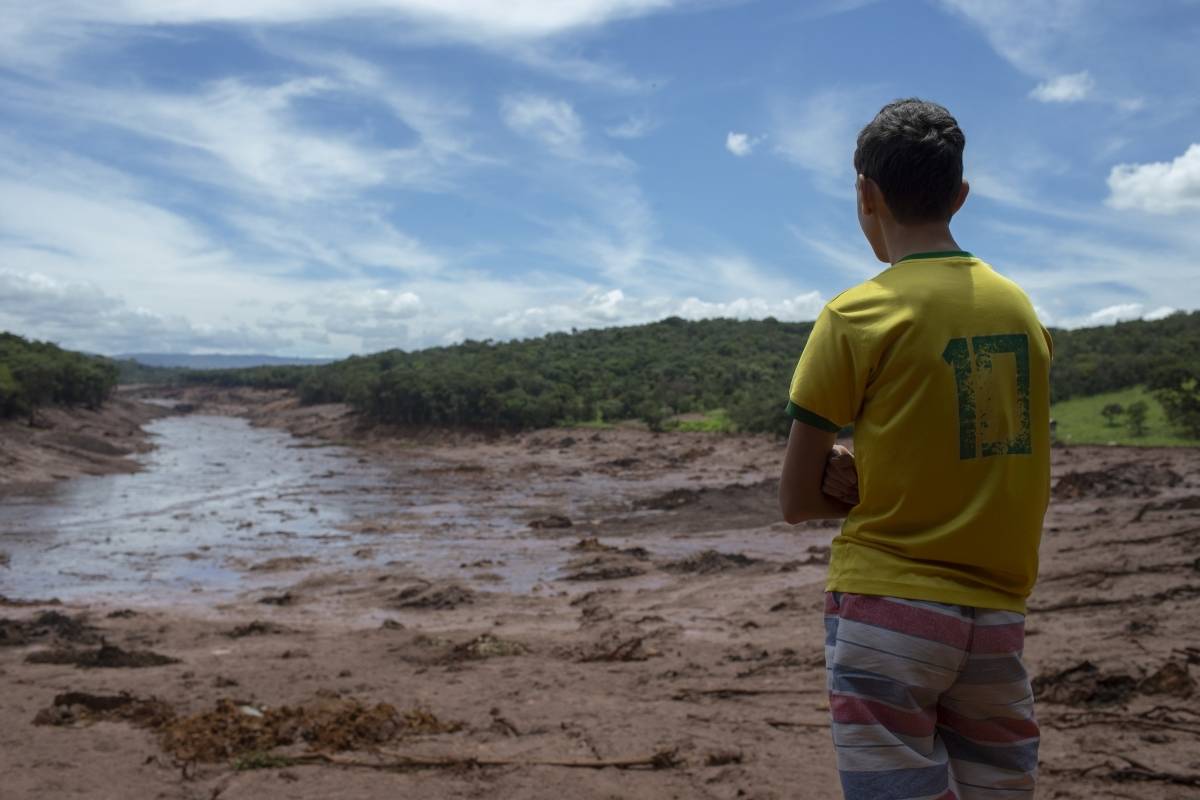 Em Casa Grande, Brumadinho (MG), morador observa a  lama  que tomou conta de área que era   coberta por plantações - AFP