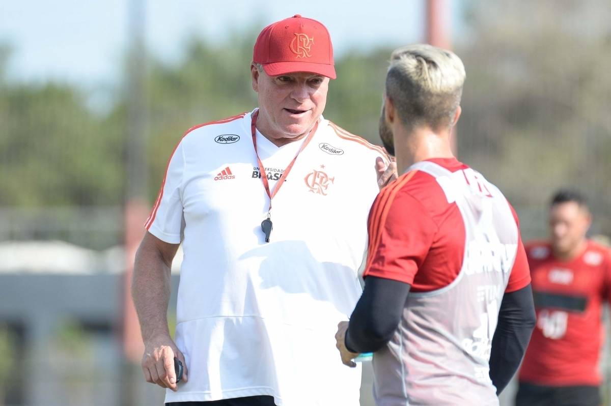 Abel Braga conversa com Diego no treino no Ninho do Urubu - Alexandre Vidal / Flamengo