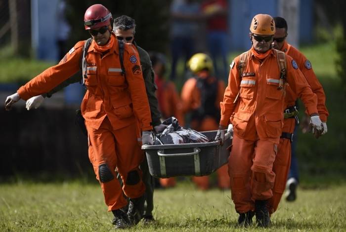 Bombeiros retomaram o trabalho de resgate de vítimas na tarde deste domingo, em Brumadinho, Minas Gerais