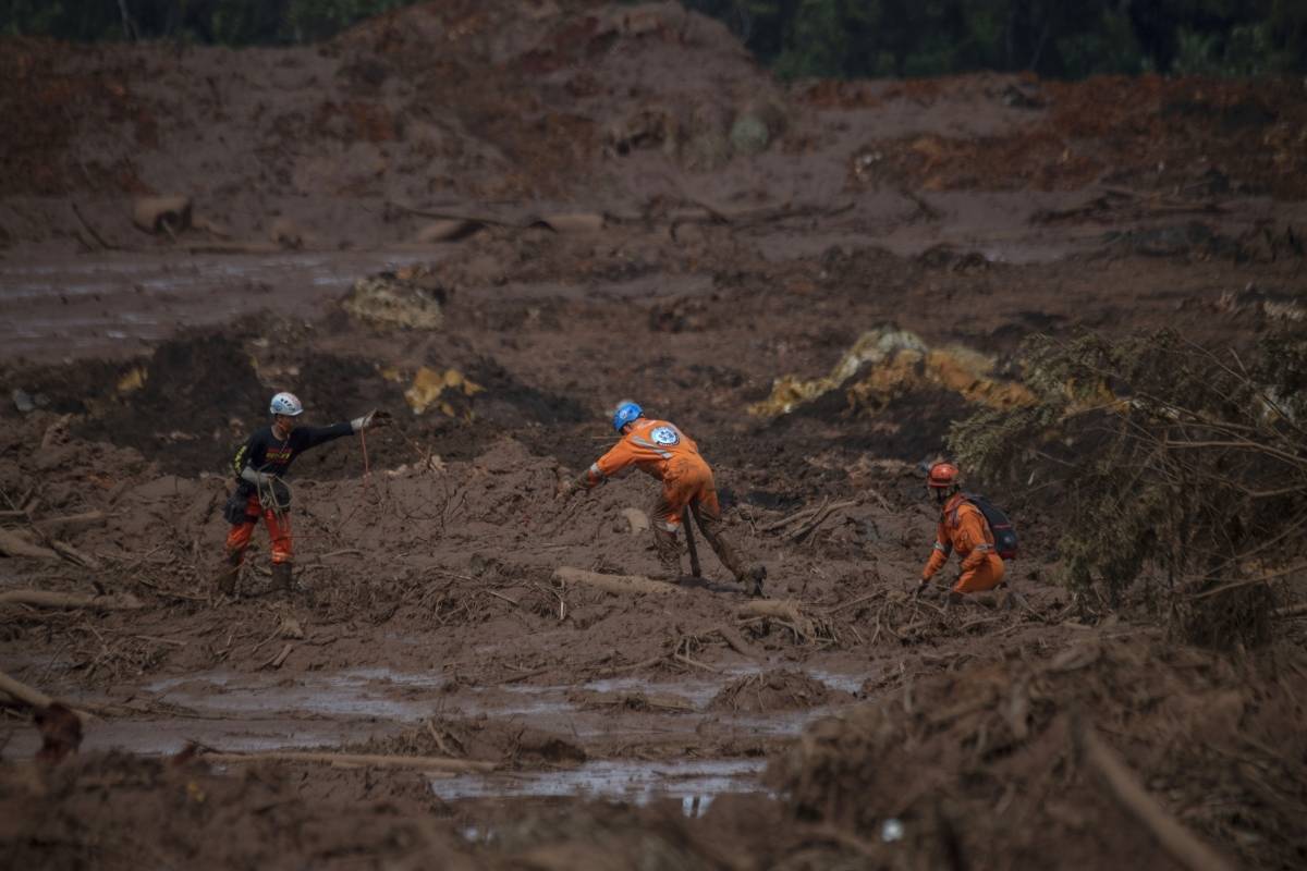 Bombeiros buscam vítimas da tragédia de Brumadinho