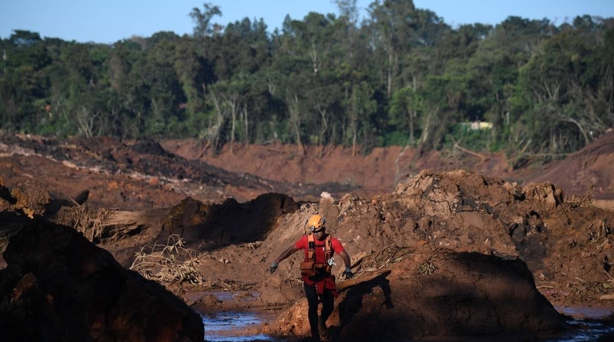 Bombeiros procuram v&iacute;timas no entorno de Brumadinho,Minas Gerias,no quarto dia de buscas ap&oacute;s o rompimento de uma barragem da Vale 