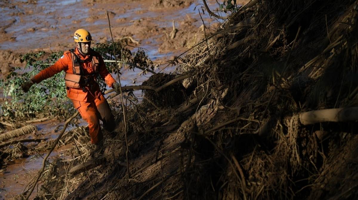 Bombeiros procuram v&iacute;timas no entorno de Brumadinho,Minas Gerias,no quarto dia de buscas ap&oacute;s o rompimento de uma barragem da Vale 