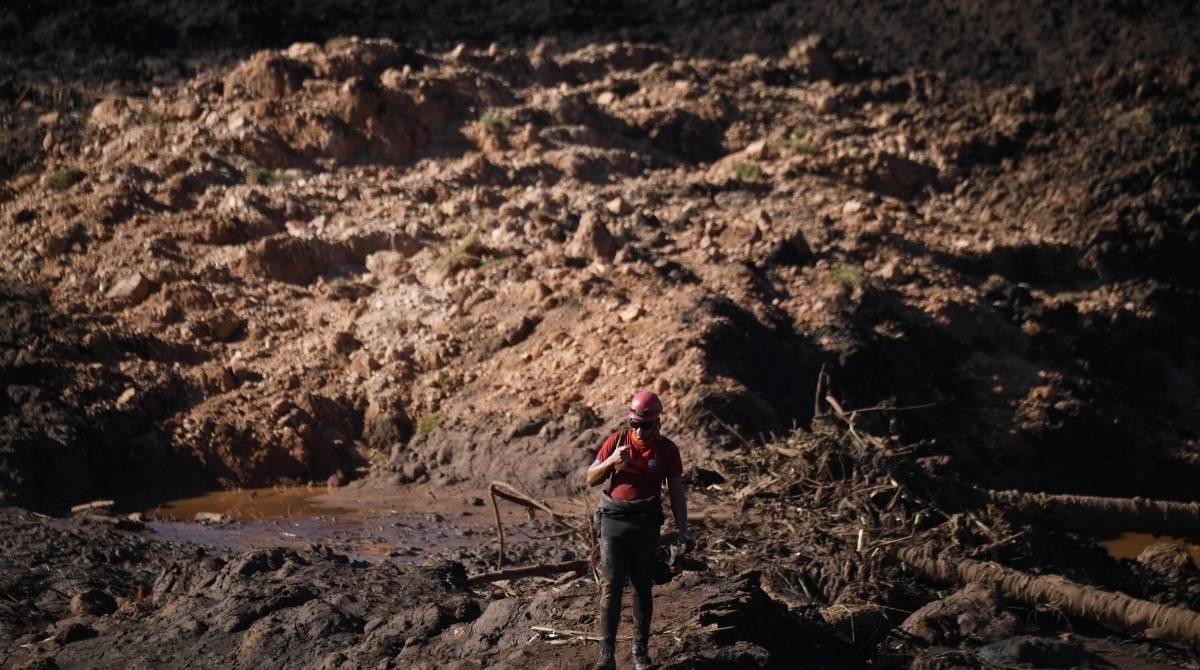 Bombeiros procuram v&iacute;timas no entorno de Brumadinho,Minas Gerias,no quarto dia de buscas ap&oacute;s o rompimento de uma barragem da Vale 