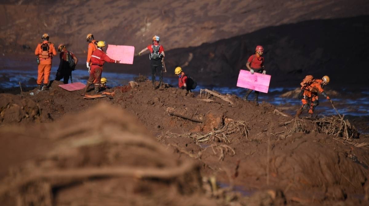 Bombeiros procuram v&iacute;timas no entorno de Brumadinho,Minas Gerias,no quarto dia de buscas ap&oacute;s o rompimento de uma barragem da Vale 