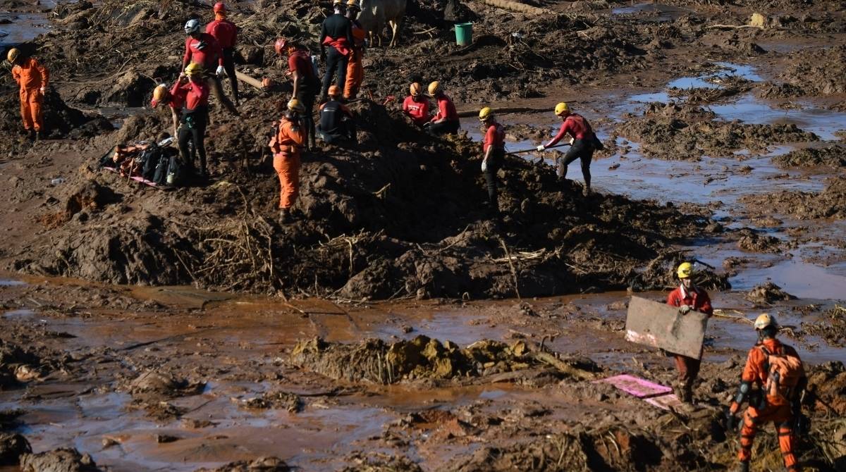 Bombeiros procuram v&iacute;timas no entorno de Brumadinho,Minas Gerias,no quarto dia de buscas ap&oacute;s o rompimento de uma barragem da Vale 