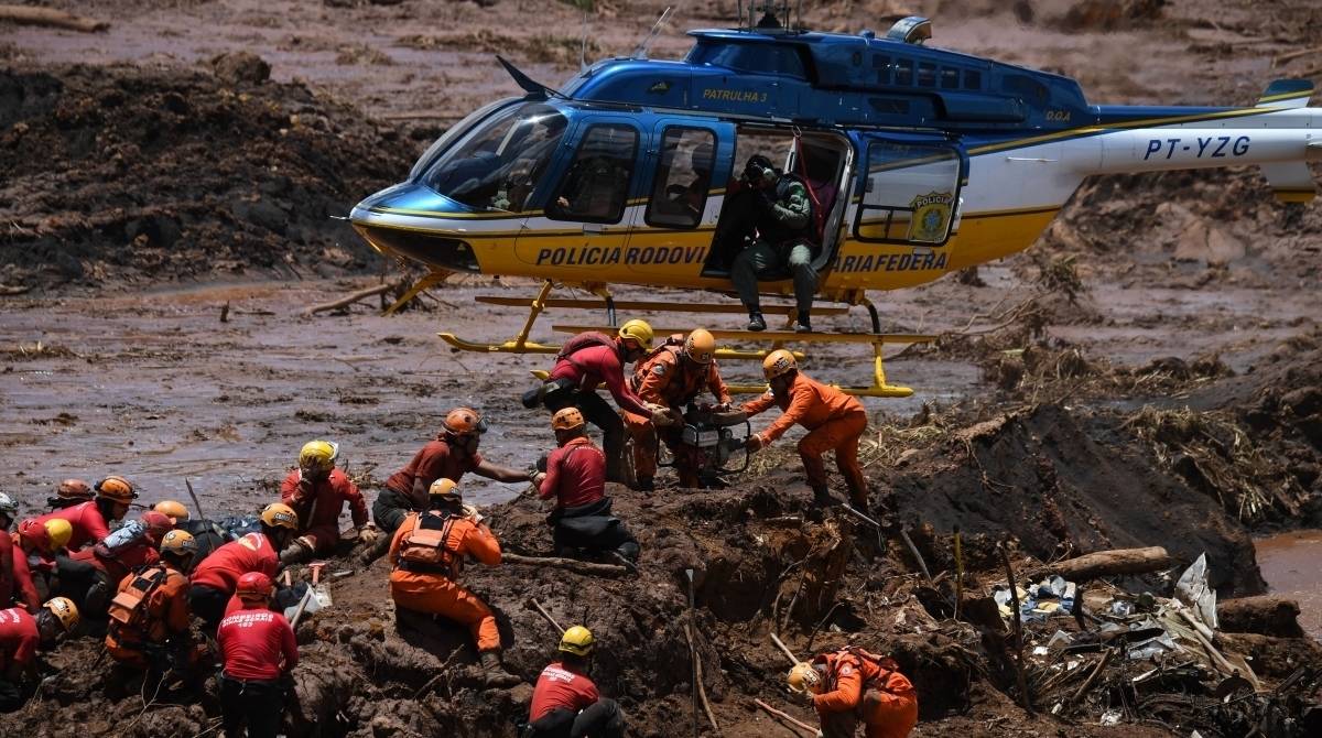 Helic&oacute;ptero d&aacute; apoio ao trabalho de equipe de resgate que busca v&iacute;timas do rompimento da barragem de uma mina da Vale em Brumadinho, Minas Gerais