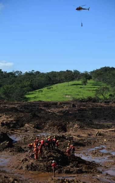 Bombeiros procuram v&iacute;timas no entorno de Brumadinho,Minas Gerias,no quarto dia de buscas ap&oacute;s o rompimento de uma barragem da Vale 