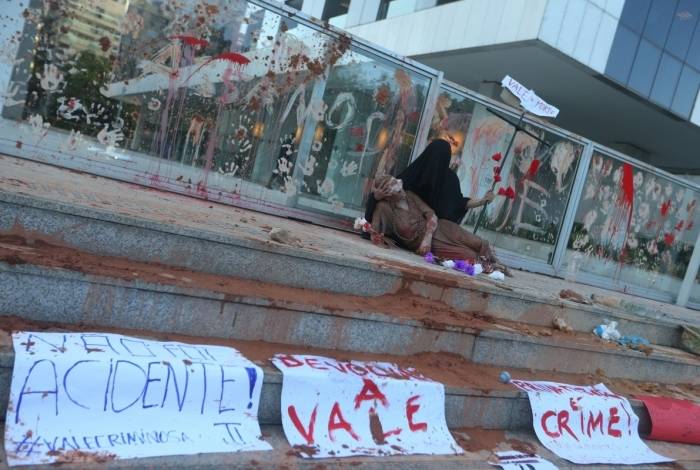 Protesto em frente à sede da Vale (alto) e o difícil trabalho de resgate no local da tragédia, em Brumadinho