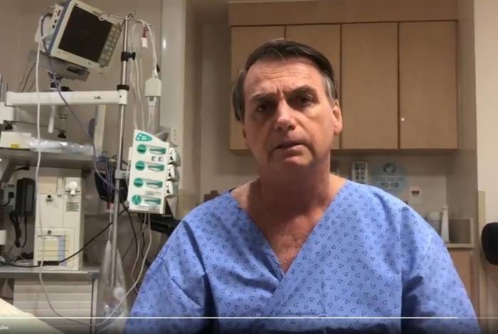 O presidente Jair Bolsonaro, internado para cirurgia, grava vídeo no hospital e agradece orações