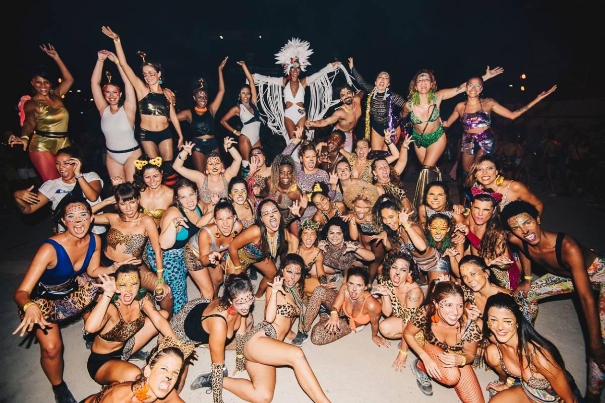 Bloco reunido durante o último ensaio do Amigos da Onça