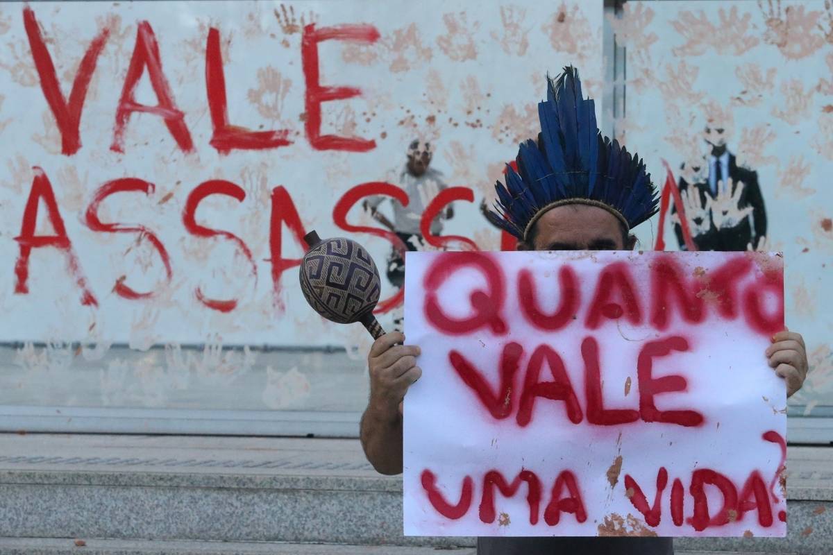 Manifestantes jogaram lama e tinta vermelha em frente a sede da Vale - Daniel Castelo Branco
