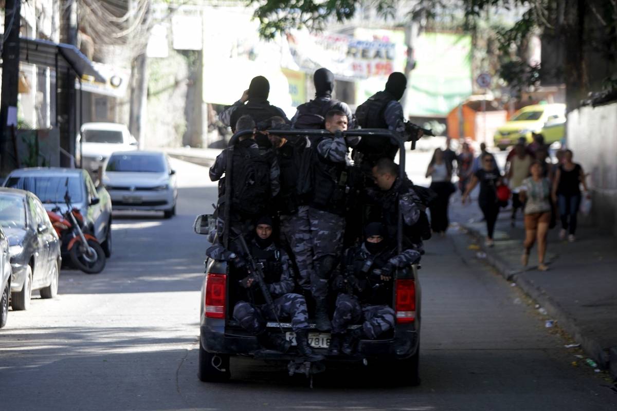 Rio, 28/01/2019 - Operação dos batalhões do Bope e do Choque na Rocinha, nesta segunda-feira (28) - O soldado Orlando da Silva Correa foi baleado no olho direito quando passava de carro pela favela ao chegar para trabalhar na Unidade de Polícia Pacificadora (UPP), quando foi atacado por um traficante. Uma das balas disparadas pelo bandido perfurou o teto do carro do agente, um Fiat Palio branco, e o atingiu - Foto: Luciano Belford/Agência O Dia - Luciano Belford/Agência O Dia